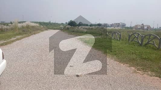 پارک انکلیو 2 پارک انکلیو,اسلام آباد میں 1 کنال رہائشی پلاٹ 5.6 کروڑ میں برائے فروخت۔