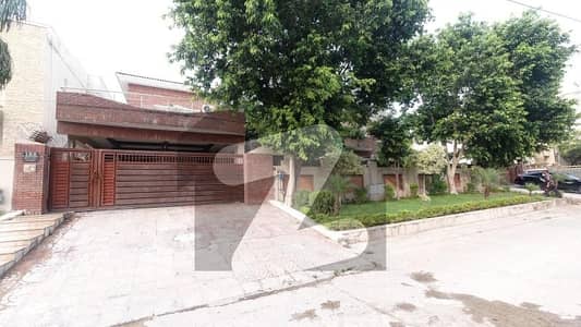 Spacious House Is Available For Sale In Ideal Location Of Green Avenue