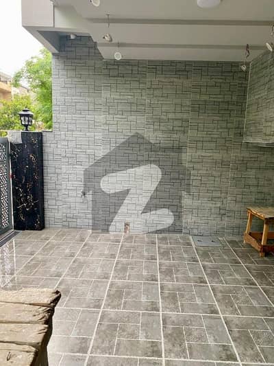 Beautiful Brand New 1 Kanal Upper Portion