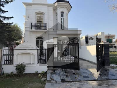 ڈی ایچ اے فیز 4 - بلاک ڈبل جی فیز 4,ڈیفنس (ڈی ایچ اے),لاہور میں 4 کمروں کا 10 مرلہ مکان 1.65 لاکھ میں کرایہ پر دستیاب ہے۔