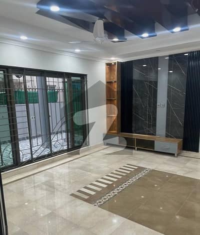 ڈی ایچ اے فیز 3 ڈیفنس (ڈی ایچ اے),لاہور میں 5 کمروں کا 1 کنال مکان 2.65 لاکھ میں کرایہ پر دستیاب ہے۔