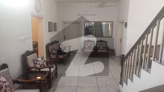 علامہ اقبال ٹاؤن لاہور میں 5 کمروں کا 12 مرلہ مکان 4.3 کروڑ میں برائے فروخت۔