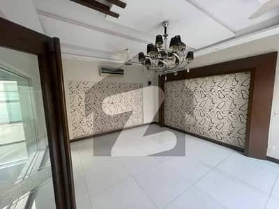 ڈی ایچ اے فیز 4 ڈیفنس (ڈی ایچ اے),لاہور میں 5 کمروں کا 1 کنال مکان 3.1 لاکھ میں کرایہ پر دستیاب ہے۔