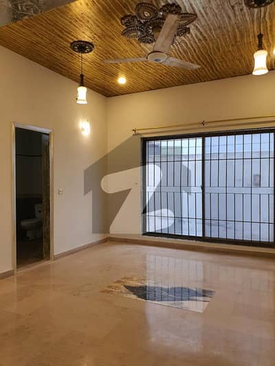 ڈی ایچ اے فیز 8 ڈی ایچ اے ڈیفینس,کراچی میں 3 کمروں کا 1 کنال زیریں پورشن 2.75 لاکھ میں کرایہ پر دستیاب ہے۔