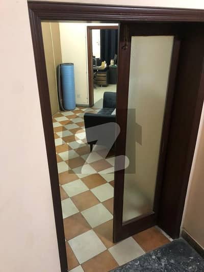 فیصل ٹاؤن لاہور میں 4 کمروں کا 10 مرلہ مکان 1.8 لاکھ میں کرایہ پر دستیاب ہے۔