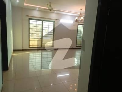 عسکری 10 - سیکٹر ایف عسکری 10,عسکری,لاہور میں 4 کمروں کا 14 مرلہ فلیٹ 1.6 لاکھ میں کرایہ پر دستیاب ہے۔