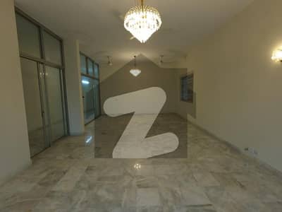 ڈی ایچ اے فیز 5 ڈی ایچ اے ڈیفینس,کراچی میں 4 کمروں کا 1 کنال بالائی پورشن 2.3 لاکھ میں کرایہ پر دستیاب ہے۔