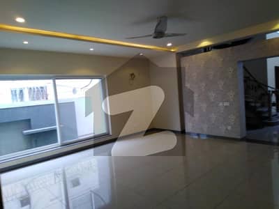 ڈی ایچ اے فیز 5 - بلاک جے فیز 5,ڈیفنس (ڈی ایچ اے),لاہور میں 5 کمروں کا 1 کنال مکان 8.9 کروڑ میں برائے فروخت۔