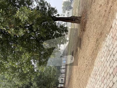 ڈی ایچ اے فیز 8 - بلاک ٹی فیز 8,ڈیفنس (ڈی ایچ اے),لاہور میں 4 کنال رہائشی پلاٹ 40.0 کروڑ میں برائے فروخت۔