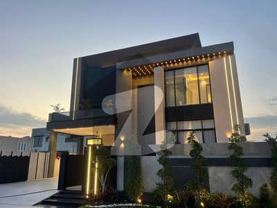 10 Marla Elegant Modern Designer House full basment Near To Park