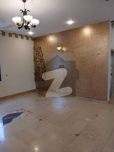 ڈی ایچ اے فیز 8 ڈی ایچ اے ڈیفینس,کراچی میں 3 کمروں کا 1 کنال زیریں پورشن 2.4 لاکھ میں کرایہ پر دستیاب ہے۔