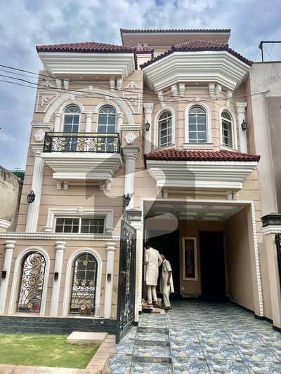 جوہر ٹاؤن فیز 2 جوہر ٹاؤن,لاہور میں 6 کمروں کا 5 مرلہ مکان 3.55 کروڑ میں برائے فروخت۔