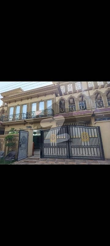 جوہر ٹاؤن لاہور میں 6 کمروں کا 10 مرلہ مکان 5.25 کروڑ میں برائے فروخت۔