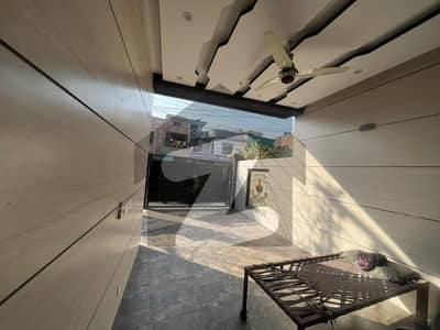 جوہر ٹاؤن لاہور میں 5 کمروں کا 10 مرلہ مکان 5.2 کروڑ میں برائے فروخت۔