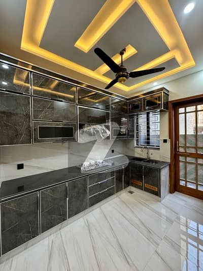 8 MARLA UPPER PORTION AVAILABLE FOR RENT