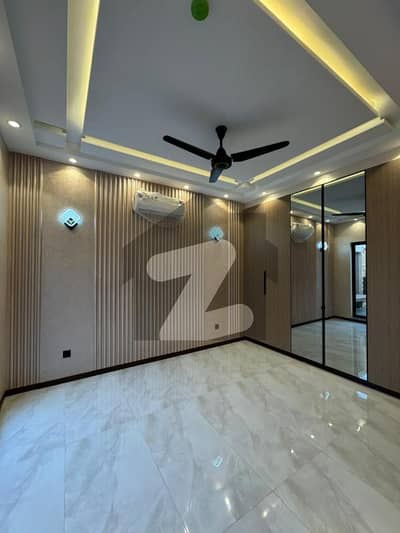 ڈی ایچ اے فیز 7 ڈیفنس (ڈی ایچ اے),لاہور میں 4 کمروں کا 10 مرلہ مکان 5.0 کروڑ میں برائے فروخت۔