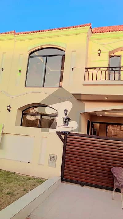 بحریہ انکلیو - سیکٹر سی 1 بحریہ انکلیو,بحریہ ٹاؤن,اسلام آباد میں 5 کمروں کا 10 مرلہ مکان 5.5 کروڑ میں برائے فروخت۔