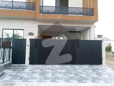 ایم پی سی ایچ ایس - بلاک ای ایم پی سی ایچ ایس ۔ ملٹی گارڈنز,بی ۔ 17,اسلام آباد میں 7 کمروں کا 8 مرلہ مکان 3.79 کروڑ میں برائے فروخت۔