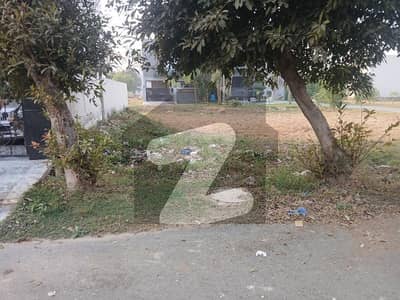 Ideal location Block D 5 Marla plot for sale DHA 9 town