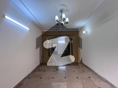 جی ۔ 13 اسلام آباد میں 3 کمروں کا 10 مرلہ بالائی پورشن 95.0 ہزار میں کرایہ پر دستیاب ہے۔