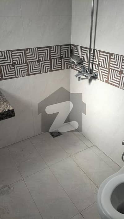 یو ای ٹی ہاؤسنگ سوسائٹی لاہور میں 5 کمروں کا 10 مرلہ مکان 2.9 کروڑ میں برائے فروخت۔