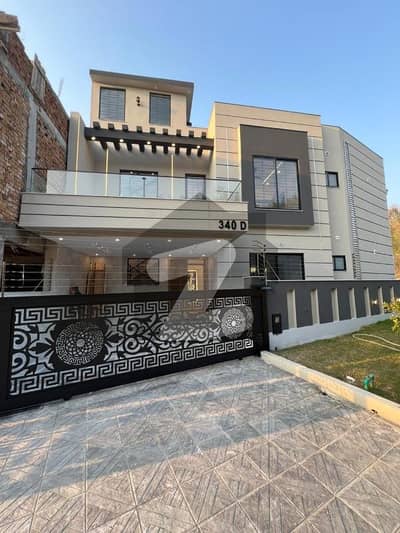 بحریہ ٹاؤن فیز 8 بحریہ ٹاؤن راولپنڈی,راولپنڈی میں 5 کمروں کا 11 مرلہ مکان 4.75 کروڑ میں برائے فروخت۔