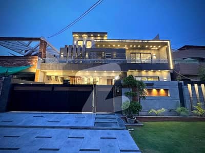 Modern Luxury Living in Wapda Town, Lahore  Discover the epitome of elegance with this Brand New 1 Kanal Ultra-Modern House now available for sale. Designed for those who appreciate the finer things in life.   Prime Location: Wapda Town, Lahore (Premium Phase) Situated on a wide 40-foot road for easy access and ample parking.   Key Features: Accommodations: 6 Spacious Master