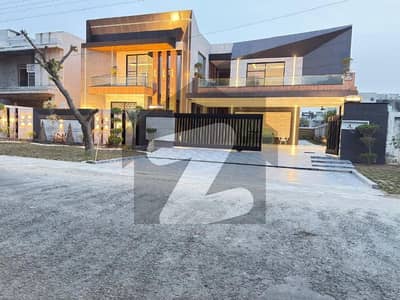 گارڈن ٹاؤن لاہور میں 6 کمروں کا 2 کنال مکان 18.5 کروڑ میں برائے فروخت۔