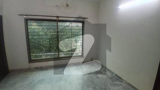 10 marla 5 bedrooms double unit unfurnished available for rent