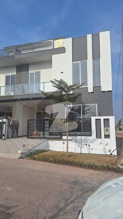 پارک ویو سٹی اسلام آباد میں 4 کمروں کا 5 مرلہ مکان 3.7 کروڑ میں برائے فروخت۔