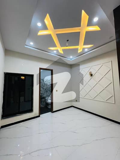 یو ای ٹی ہاؤسنگ سوسائٹی لاہور میں 6 کمروں کا 10 مرلہ مکان 4.25 کروڑ میں برائے فروخت۔