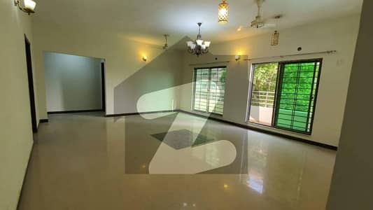 10 Marla 3 Bedrooms Flat For Sale.