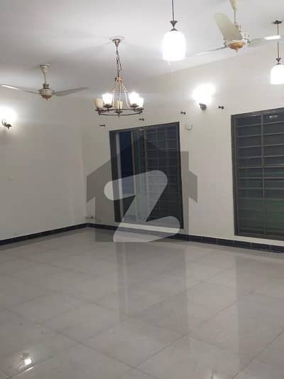 10 Marla 3 Bedrooms Flat For Sale.