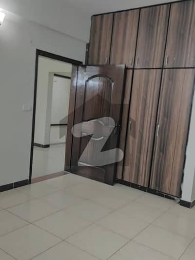 10 Marla 3 Bedrooms Flat For Sale.