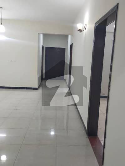 10 Marla 3 Bedrooms Flat For Sale.