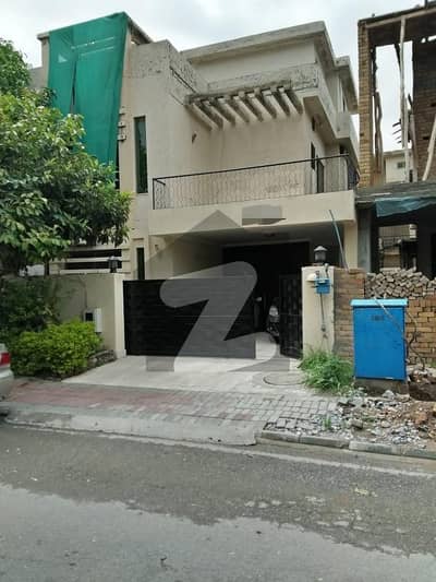 بحریہ ٹاؤن فیز 3 بحریہ ٹاؤن راولپنڈی,راولپنڈی میں 5 کمروں کا 10 مرلہ مکان 3.95 کروڑ میں برائے فروخت۔