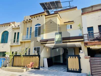 بحریہ ٹاؤن فیز 8 ۔ ابو بکر بلاک بحریہ ٹاؤن فیز 8 ۔ سفاری ویلی,بحریہ ٹاؤن فیز 8,بحریہ ٹاؤن راولپنڈی,راولپنڈی میں 5 کمروں کا 7 مرلہ مکان 3.5 کروڑ میں برائے فروخت۔