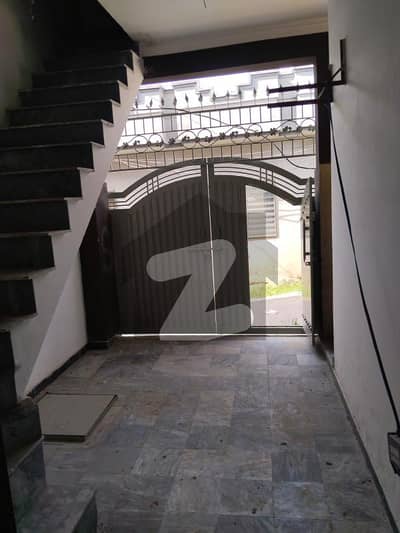 پشاور روڈ راولپنڈی میں 4 کمروں کا 8 مرلہ مکان 1.4 لاکھ میں کرایہ پر دستیاب ہے۔