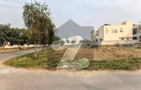 ڈی ایچ اے فیز 7 - بلاک ایس فیز 7,ڈیفنس (ڈی ایچ اے),لاہور میں 1 کنال رہائشی پلاٹ 5.35 کروڑ میں برائے فروخت۔