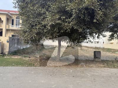 ڈی ایچ اے فیز 7 - بلاک کیو فیز 7,ڈیفنس (ڈی ایچ اے),لاہور میں 1 کنال رہائشی پلاٹ 3.25 کروڑ میں برائے فروخت۔