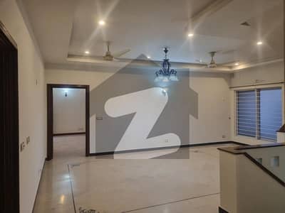 E-11 : 1 Kanal Independent Upper Portion for Rent in E-11/2 3 Bed + Servant