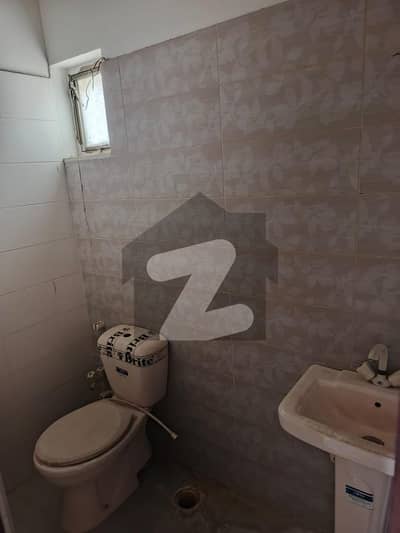 جناح ایونیو کراچی میں 4 کمروں کا 6 مرلہ فلیٹ 1.85 کروڑ میں برائے فروخت۔