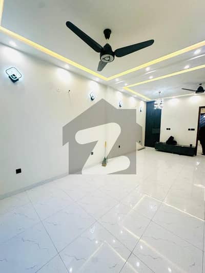 لیک سٹی رائیونڈ روڈ,لاہور میں 4 کمروں کا 5 مرلہ مکان 3.5 کروڑ میں برائے فروخت۔