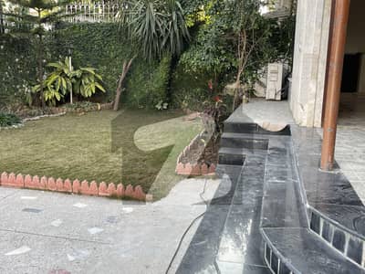 ایف ۔ 10 اسلام آباد میں 6 کمروں کا 1 کنال مکان 5.75 لاکھ میں کرایہ پر دستیاب ہے۔