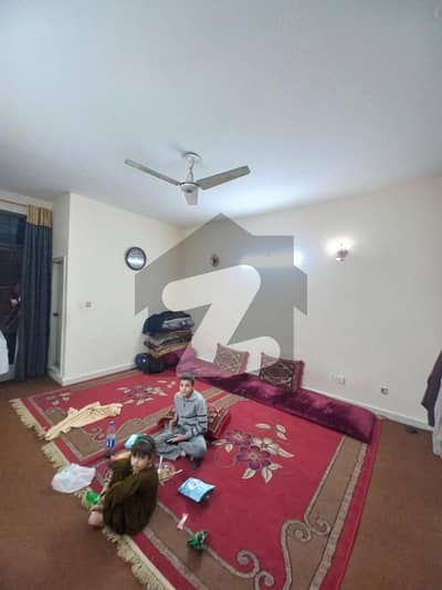 علامہ اقبال ٹاؤن لاہور میں 5 کمروں کا 10 مرلہ مکان 1.9 لاکھ میں کرایہ پر دستیاب ہے۔