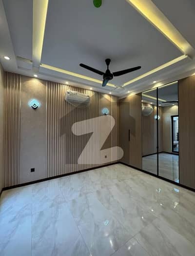 علامہ اقبال ٹاؤن ۔ رضا بلاک علامہ اقبال ٹاؤن,لاہور میں 5 کمروں کا 10 مرلہ مکان 9.0 کروڑ میں برائے فروخت۔