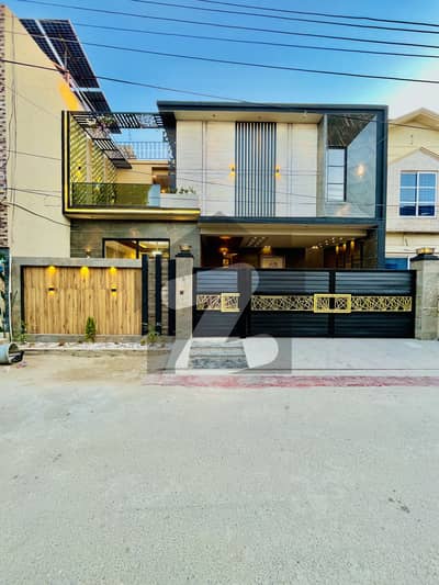 سحر وِلاز ملتان پبلک سکول روڈ,ملتان میں 5 کمروں کا 10 مرلہ مکان 3.8 کروڑ میں برائے فروخت۔