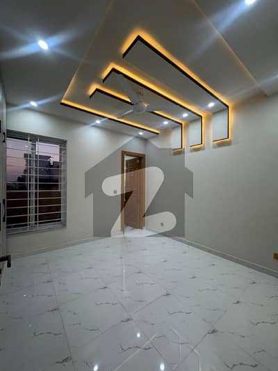 بحریہ ٹاؤن فیز 8 ۔ ابو بکر بلاک بحریہ ٹاؤن فیز 8 ۔ سفاری ویلی,بحریہ ٹاؤن فیز 8,بحریہ ٹاؤن راولپنڈی,راولپنڈی میں 5 کمروں کا 7 مرلہ مکان 2.65 کروڑ میں برائے فروخت۔