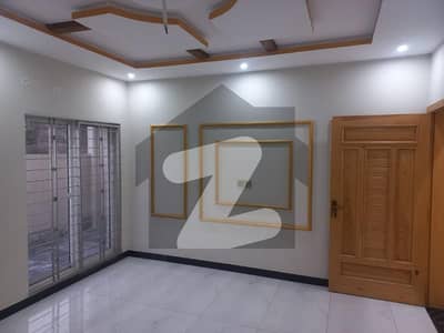 ایل ڈی اے ایوینیو لاہور میں 6 کمروں کا 10 مرلہ مکان 1.6 لاکھ میں کرایہ پر دستیاب ہے۔