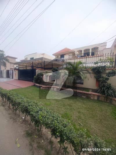 One Kanal Owner Build House In D2 Block On 80 Fit Road